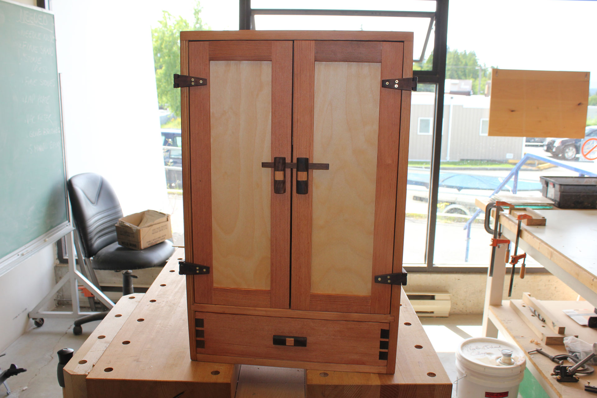 Wardrobe with latches